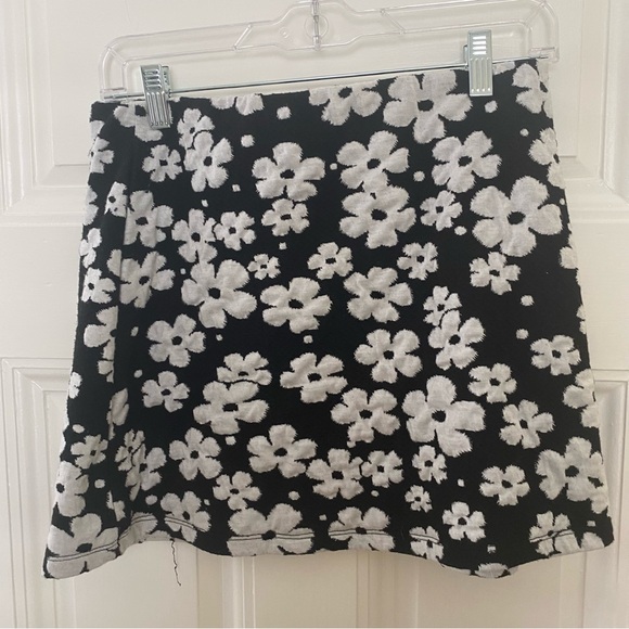 urban outfitters black and white floral mod skirt - Picture 4 of 4